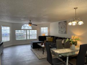 una sala de estar con un sofá y una mesa en Fabulous Apartment 8 pax close Disney, en Kissimmee