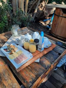 einen Tisch mit einem Teller mit Lebensmitteln und Gläsern Orangensaft in der Unterkunft Bosques del Paico in El Monte