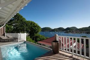 - une piscine sur une terrasse avec vue sur l'eau dans l'établissement Villa Rackam, à Terre-de-Haut