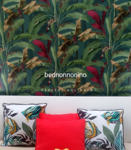 un murale con cuscino rosso e 2 cuscini di Bed Nonnonino a Porto Cesareo