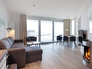 ein Wohnzimmer mit einem Sofa und einem Kamin in der Unterkunft Apartment Wendtorf X in Wendtorf