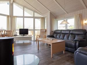 sala de estar con sofá y mesa en Three-Bedroom Holiday home in Grömitz 2, en Grömitz