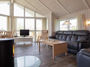 ein Wohnzimmer mit einem Sofa und einem Tisch in der Unterkunft Three-Bedroom Holiday home in Grömitz 2 in Grömitz