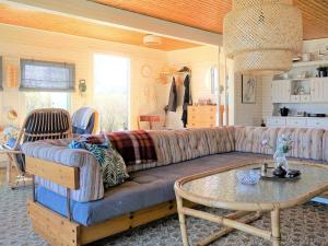 una sala de estar con un sofá y una mesa en 6 person holiday home in SÖLVESBORG, en Sölvesborg