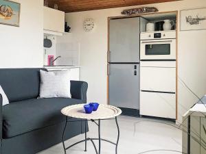 - un petit salon avec un canapé et une table dans l'établissement Holiday home STORAHÖGA II, à Stora Höga