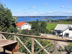 uma vista para a água a partir de uma varanda de uma casa em Holiday home STORAHÖGA II em Stora Höga