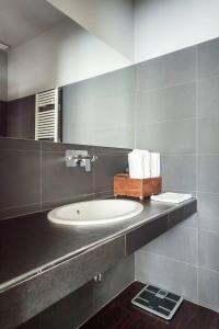 un baño con lavabo y espejo en Casa di Gino, en Bolonia 9 fotos más