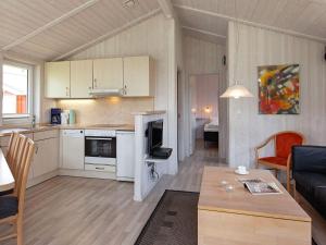 eine Küche und ein Wohnzimmer mit einem Sofa und einem Tisch in der Unterkunft Two-Bedroom Holiday home in Grömitz 20 in Grömitz