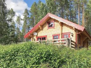 una cabaña de madera en medio de un bosque en Two-Bedroom Holiday home in Sälen 2, en Tandådalen