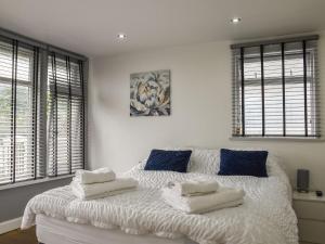 een slaapkamer met een bed met twee handdoeken erop bij Highfield Bungalow in Brynamman
