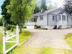 een huis met een wit hek ervoor bij 6 person holiday home in TROLLH TTAN in Trollhättan