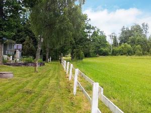 una cerca blanca en medio de un campo en 6 person holiday home in TROLLH TTAN en Trollhättan