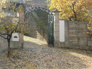 uma entrada para uma parede de pedra com um portão preto em Quinta das Aveleiras em Torre de Moncorvo