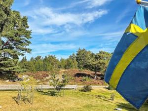 una bandera azul y amarilla sentada en la hierba en 5 person holiday home in N sund, en Nösund