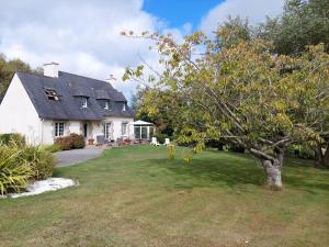 Vonkajšia záhrada v ubytovaní Holiday Home in Brittany near Penze River
