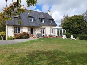 Vonkajšia záhrada v ubytovaní Holiday Home in Brittany near Penze River