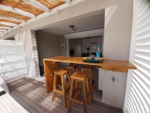 Cucina o angolo cottura di Appartement neuf a 150 metres de la mer wifi