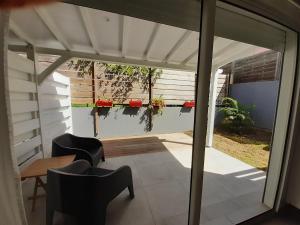 Balcone o terrazza di Appartement neuf a 150 metres de la mer wifi