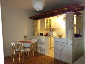 Kuchyň nebo kuchyňský kout v ubytování Apartments MILA