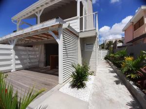 Casa bianca con veranda e balcone. di Appartement neuf a 150 metres de la mer wifi a Le Diamant