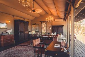 Gmundner Lodge في ويندهوك: غرفة معيشة مع طاولة وسقف