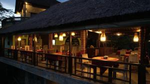 un restaurante con mesas y sillas frente a él en Uma Agung Villa, en Sidemen