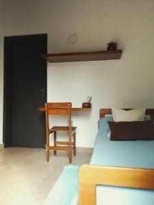 1 dormitorio con cama, escritorio y silla en Habitación con baño privado, Violeta Roga, en Asunción