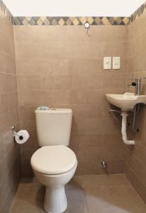 Koupelna v ubytování Habitación con baño privado, Violeta Roga