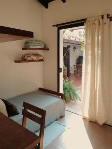 1 dormitorio con 1 cama y puerta corredera de cristal en Habitación con baño privado, Violeta Roga, en Asunción