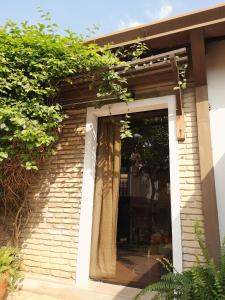 una puerta a una casa de ladrillo con una ventana en Habitación con baño privado, Violeta Roga, en Asunción