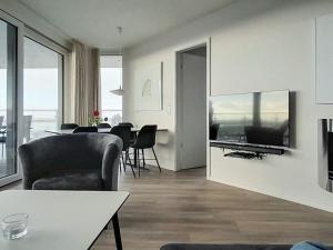 uma sala de estar com um sofá e uma televisão na parede em Apartment Wendtorf XIII em Wendtorf