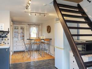 una cocina con mesa y sillas y una escalera en 5 person holiday home in LINDOME SVERIGE 