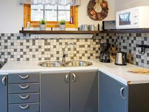 Köök või kööginurk majutusasutuses 5 person holiday home in LINDOME SVERIGE