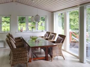 Χώρος καθιστικού στο 6 person holiday home in HÄSTVEDA