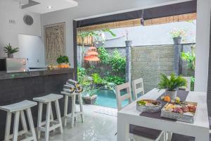 a kitchen and dining room with a table and chairs at Villa Mali Legian in Legian