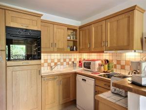 Kuchyňa alebo kuchynka v ubytovaní Beau 2 pièces avec balcon, parking et WiFi à Bourg St Maurice - FR-1-411-845