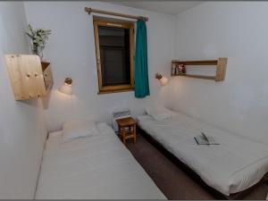 Кровать или кровати в номере Appartement Val-d'Isère, 5 pièces, 8 personnes - FR-1-518-94