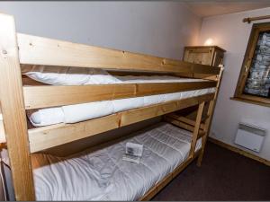 Двухъярусная кровать или двухъярусные кровати в номере Appartement Val-d'Isère, 5 pièces, 8 personnes - FR-1-518-94