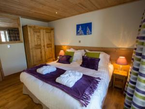 a bedroom with a bed with two towels on it at Charmant Appartement Rénové · Séjour avec WiFi · Accès Direct aux Pistes · Val-d'Isère - FR-1-518-124 in Val dʼIsère