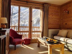 a living room with a couch and a table at Appartement Val-d'Isère, 2 pièces, 2 personnes - FR-1-518-130 in Val-d'Isère