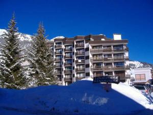 um grande edifício com um sinal na neve em Appartement Montgenèvre, 3 pièces, 6 personnes - FR-1-445-183 em Montgenèvre