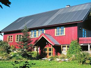 eine rote Scheune mit schwarzem Dach in der Unterkunft Seven-Bedroom Holiday home in Flatanger 2 in Straum