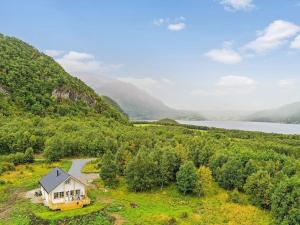 una vista aérea de una casa en una colina junto a un lago en Holiday home Bindalseidet, 
