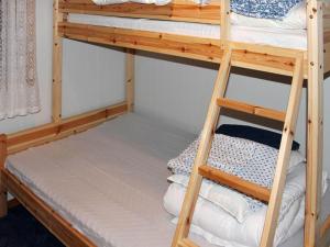 Holiday home Selsøyvik في Håkaringen: غرفة بسرير بطابقين مع سريرين وسلم