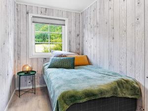 1 dormitorio con cama y ventana en Holiday home Bindalseidet, 