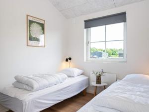 מיטה או מיטות בחדר ב-Holiday home Ansager XXXIII