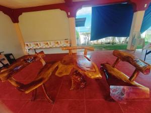 una mesa de madera y sillas en una habitación en The Beach Villa by M, en Manguisoc