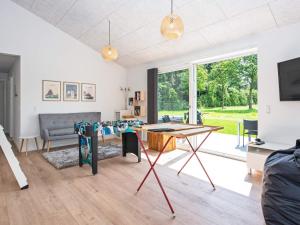 Ansagerにある10 person holiday home in Ansagerのリビングルーム(卓球台付)