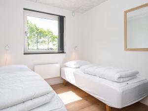 Ansagerにある10 person holiday home in Ansagerの窓のある白い部屋にベッドが2つある