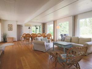 uma sala de estar com um sofá e uma mesa em 8 person holiday home in Asn s em Asnæs